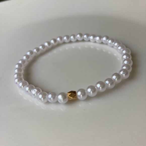 Elegant White Pearl Necklace with Gold Accent - Picture 12 of 12